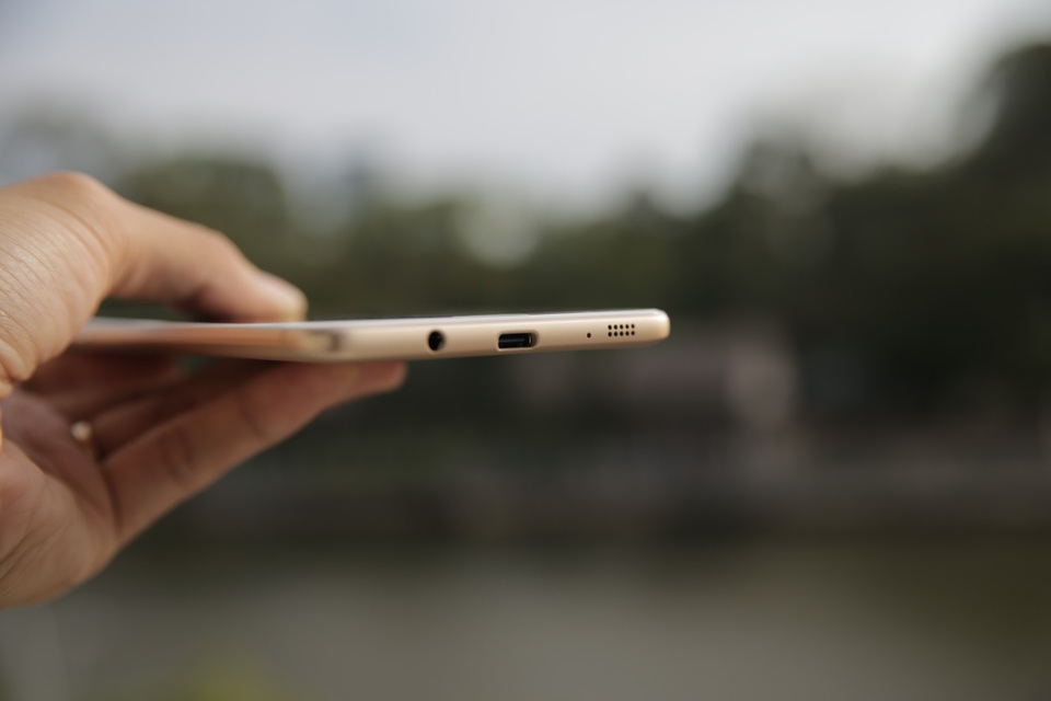 Samsung còn trang bị thêm cho máy bộ xử lý âm thanh Cirrus Hi-Fi Codec và Ultra High Quality Audio (UHQA), giúp cho trải nghiệm âm thanh tốt hơn trên sản phẩm này.