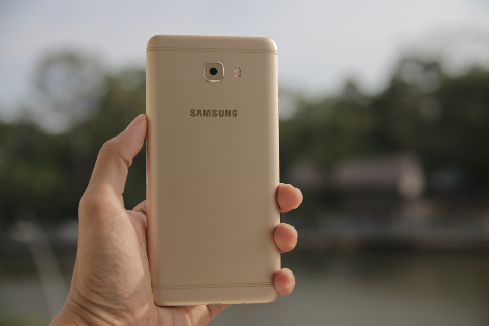 Về mặt thiết kế, Galaxy C9 Pro sử dụng khung kim loại nguyên khối với các góc bo tròn nhẹ ở cạnh.