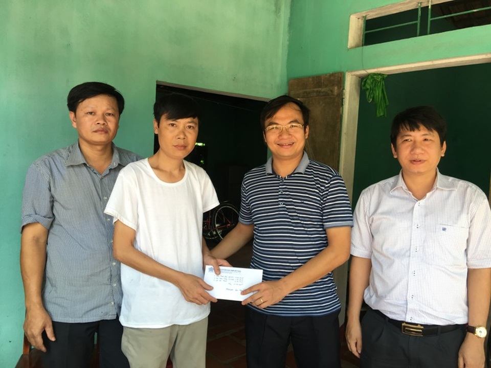 Hơn 23 triệu đồng đến với người vợ nuốt nước mắt nhìn chồng xin về nhà chờ chết - 1 Hội đồng hương, bạn bè xã Nga Thắng tại thành phố Thanh Hóa ủng hộ anh Dương 15 triệu đồng