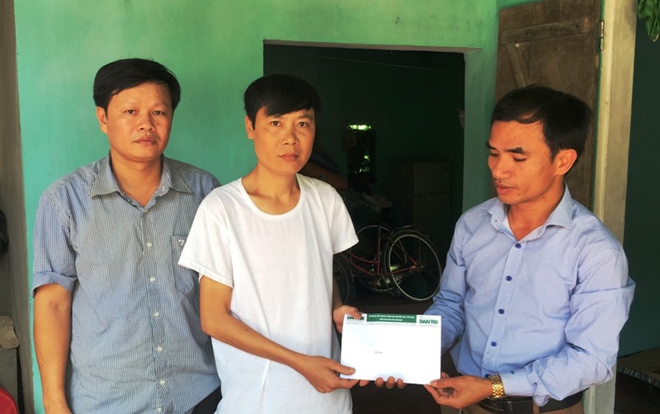 Hơn 23 triệu đồng đến với người vợ nuốt nước mắt nhìn chồng xin về nhà chờ chết - 2 Phóng viên Dân trí cùng lãnh đạo chính quyền địa phương trao quà bạn đọc ủng hộ tới gia đình anh Dương