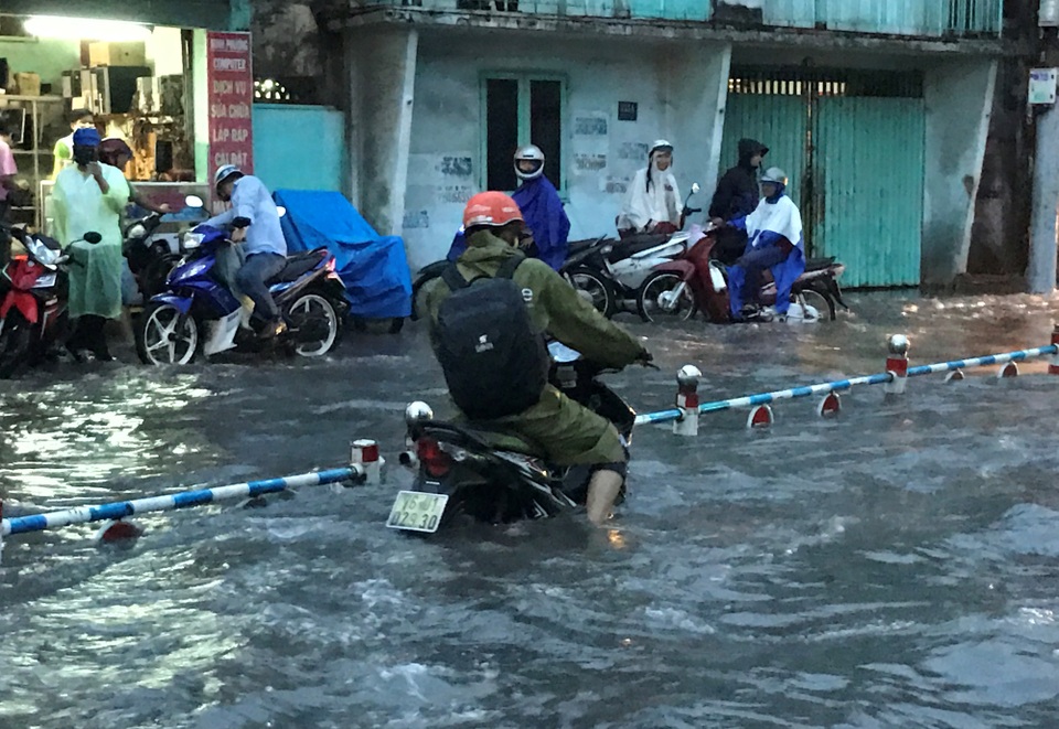 Hàng loạt xe chết máy do nước ngập cả chiếc xe.
