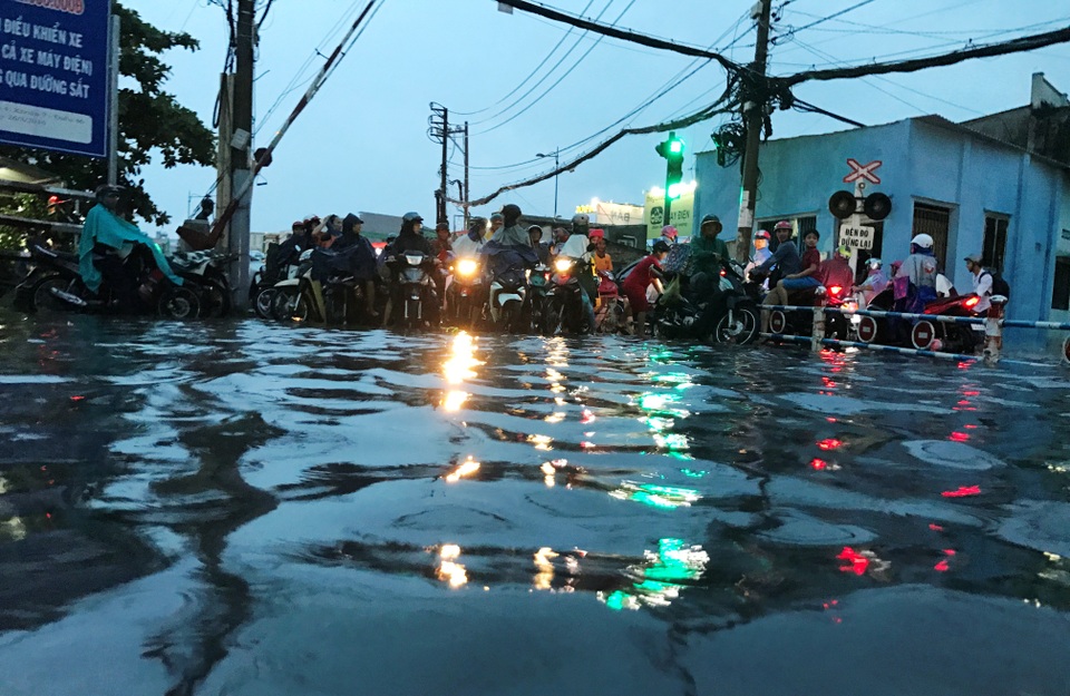 Cơn mưa trái mùa cực lớn chiều ngày 3/4 khiến nhiều tuyến đường ở TPHCM chìm trong biển nước.