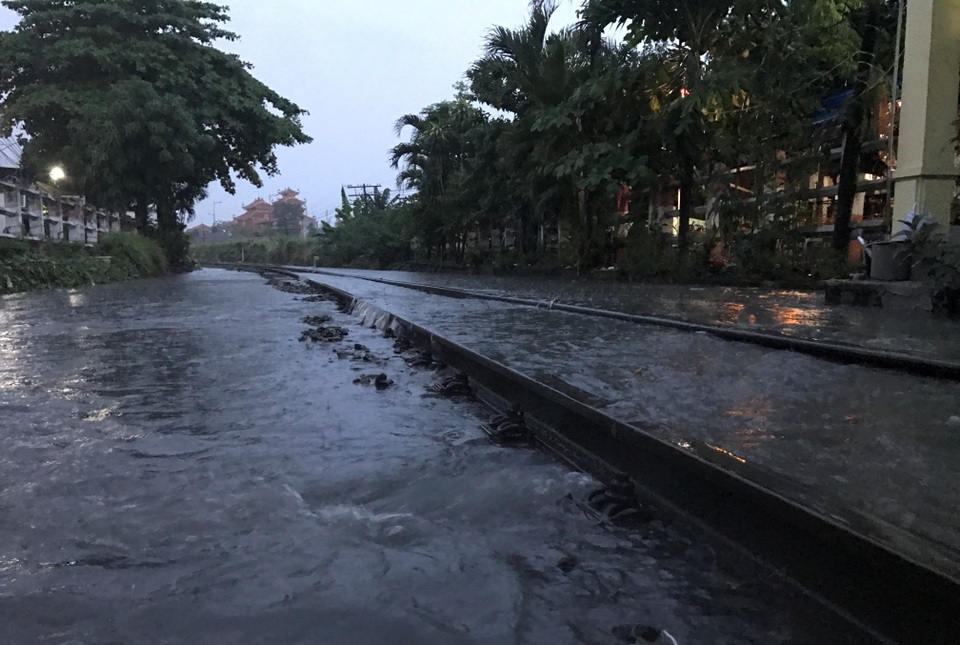 Nhiều chuyến tàu cũng đã không thể hoạt động vì đường sắt khu gian Bình Triệu – Sóng Thần bị phong toả do ngập nước.