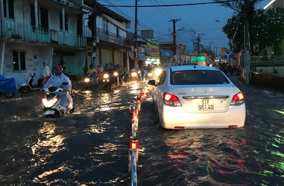 Nhiều phương tiện bì bõm lội nước.