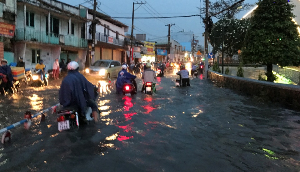 “Điểm nóng” về ngập nước ở giao lộ Tô Ngọc Vân – Phạm Văn Đồng và nút giao với đường sắt Bắc Nam (thuộc 2 phường Linh Đông và Linh Tây, quận Thủ Đức) ngập sâu trong nước mưa.