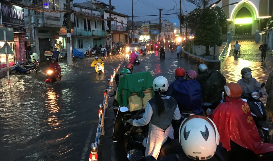 Khu vực tại nút giao đường Tô Ngọc Vân - Phạm Văn Đồng với tuyến đường sắt, nước ngập sâu gần 1m...