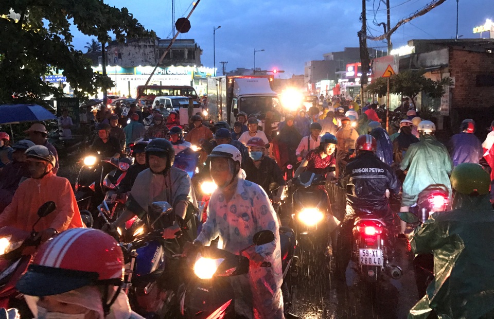 Giao thông ùn ứ nghiêm trọng đúng vào giờ cao điểm.