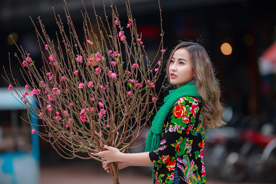 Khánh Ngân xinh đẹp đến ngẩn ngơ trong tiết xuân Hà Nội - 5
Với Khánh Ngân, những ngày giáp tết, cô thích nhất là được bạn chở trên xe đi khắp phố phường, hoà mình vào sự nhộn nhịp của cuộc sống. Tuy nhiên, cô cũng yêu thích những khoảng lặng bình yên để được hưởng trọn không khí xuân nhẹ nhàng, êm đềm như những shoot hình mà cô thực hiện.