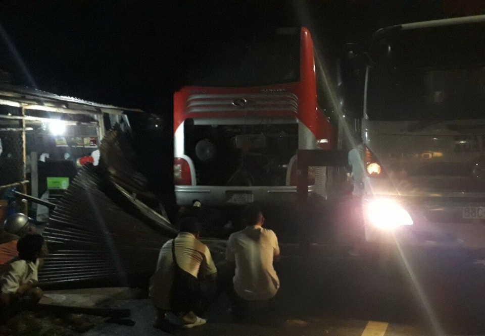 Tránh ô tô, xe khách tông sập nhà dân - 1
Hiện trường vụ tai nạn