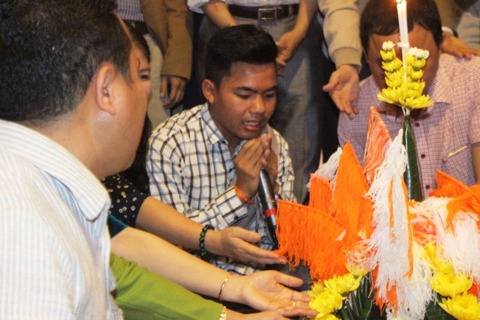 Hà Tĩnh: Đầm ấm Tết cổ truyền của Lào tại giảng đường Đại học - 2 Một sinh viên Lào được chọn làm chủ lễ đọc các lời cầu chúc may mắn trong ngày Tết cổ truyền