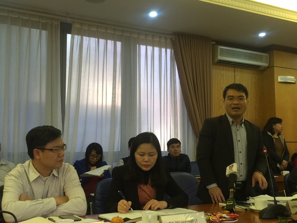 Mỗi người chỉ được cấp 1 biển số xe: "Chưa phù hợp với Hiến pháp" - 2
Ông Nguyễn Thanh Tú (người đứng) cho rằng đề xuất mỗi người chỉ được cấp 1 biển số xe là chưa hợp lý theo quy định của Hiến pháp.