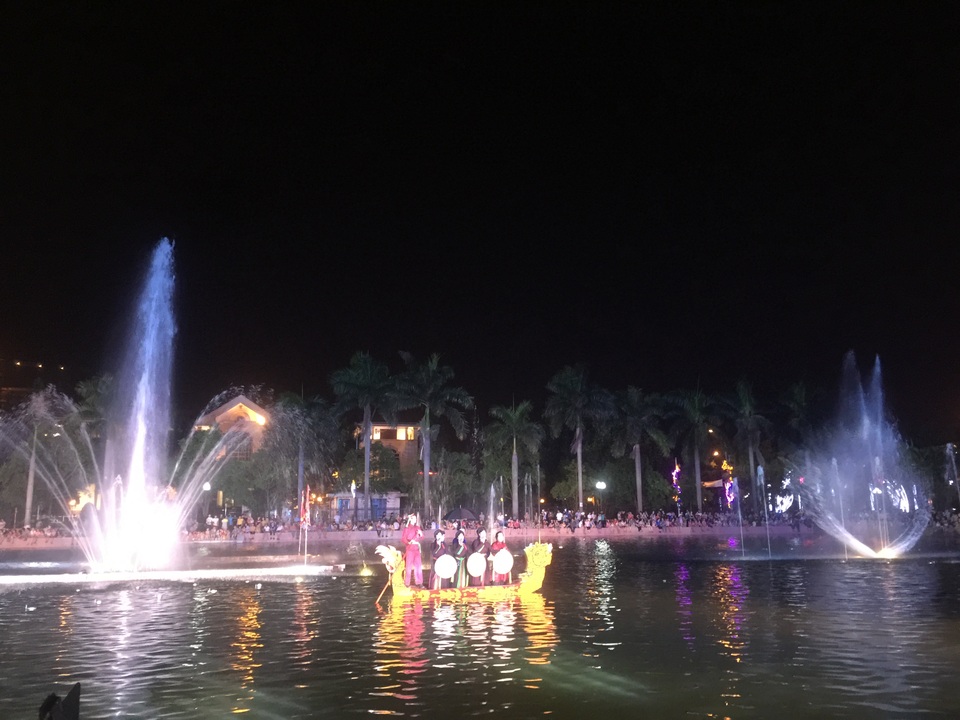 Hát Quan họ trên thuyền góp phần bảo tồn và phát triển Dân ca Quan họ Bắc Ninh - 4 Lung linh mặt Hồ Nguyên Phi Ỷ Lan