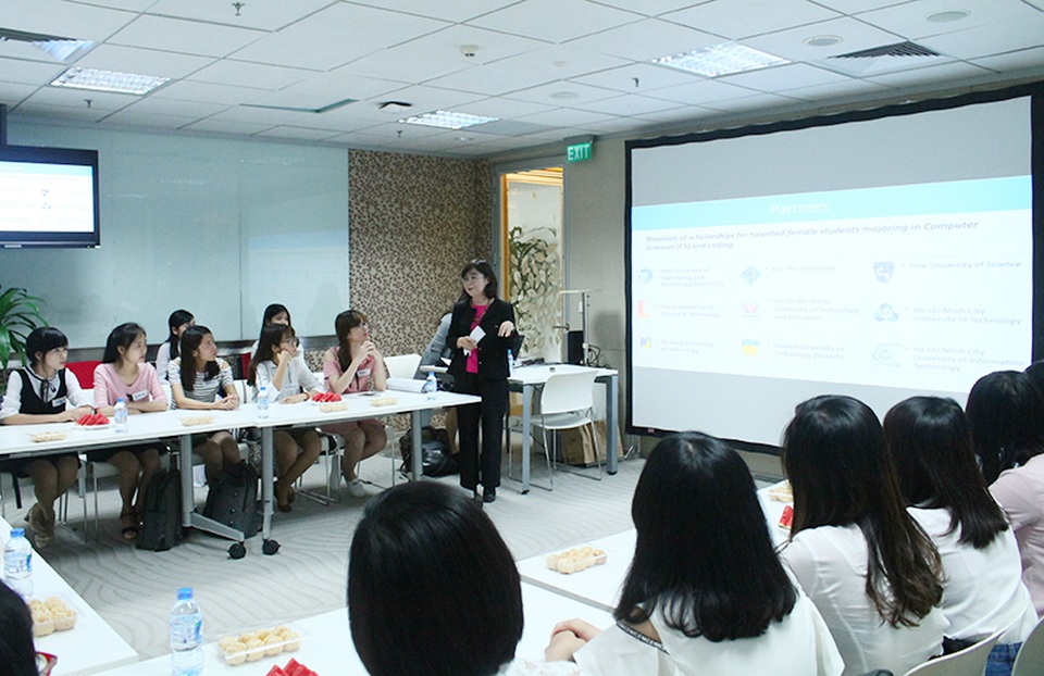 Những CEO cấp cao Microsoft nhắn nhủ điều gì tới các nữ sinh Việt? - 1 Tọa đàm “Nữ giới với công nghệ”.