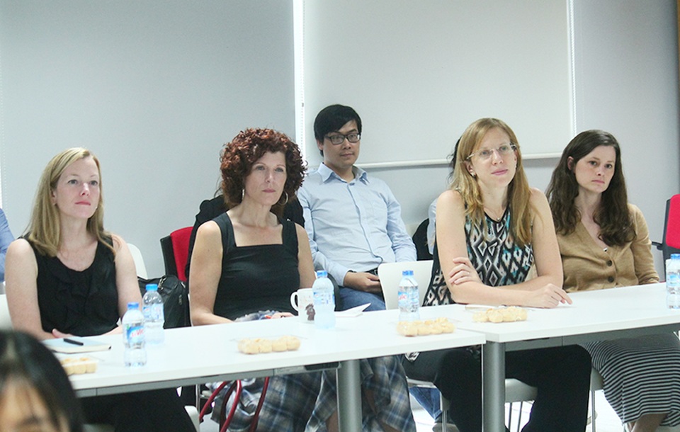 Những CEO cấp cao Microsoft nhắn nhủ điều gì tới các nữ sinh Việt? - 2 Tiến sĩ Daiana Beitler – Giám đốc Châu Á phụ trách khối Microsoft Philanthropies (thứ hai từ bên phải sang trái) khuyến khích các bạn nữ vượt qua các rào cản về tinh thần và vật chất để theo đuổi niềm đam mê khoa học công nghệ của mình.