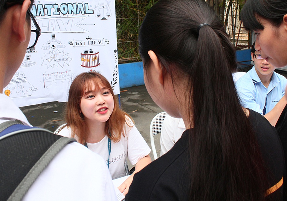 Trường đại học hội tụ toàn những nữ sinh xinh đẹp ở Hà Nội - 4 Đây là một chương trình mới do Học viện Ngoại giao phối hợp với Ban Chấp Hành Đoàn Thanh niên của Học viện tổ chức dành riêng cho các bạn học sinh lớp 12 đang sắp sửa bước vào cánh cổng trường Đại học cũng như các bạn học sinh đang có ước mơ trở thành sinh viên Ngoại giao.