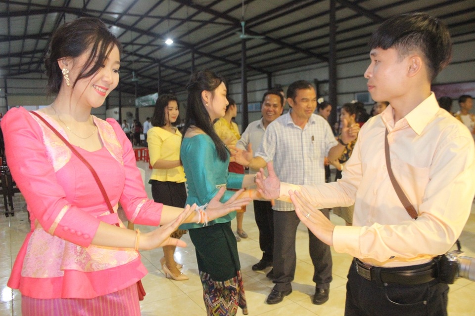 Hà Tĩnh: Đầm ấm Tết cổ truyền của Lào tại giảng đường Đại học - 7
... cùng học sinh sinh Việt - Lào cũng múa điệu múa Lăm- vông truyền thống của Lào.