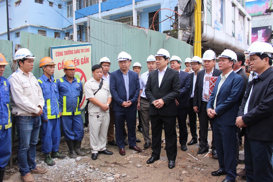 Đà Nẵng nỗ lực hoàn thành hai hầm chui trung tâm phục vụ APEC - 1 Chủ tịch Huỳnh Đức Thơ dự ra quân đầu năm hai công trường hầm chui