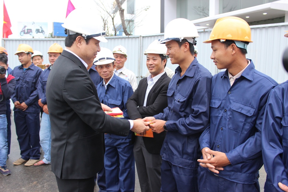 Đà Nẵng nỗ lực hoàn thành hai hầm chui trung tâm phục vụ APEC - 2 Và chúc Tết các công nhân