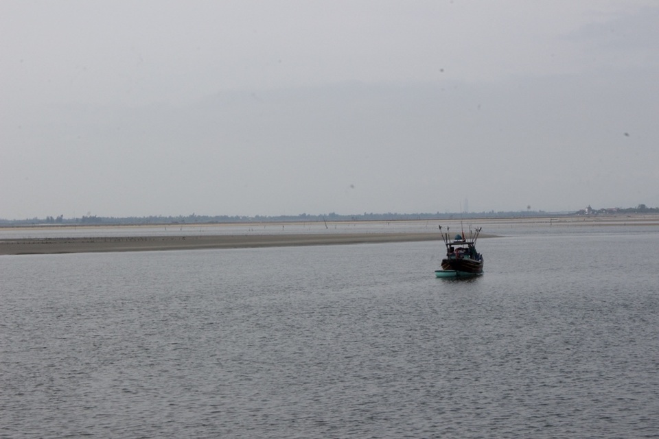 Hà Tĩnh: Tàu lớn không dám vào... cảng - 2 Thuyền công suất lớn phải đậu cách bờ 2 - 3km, sau đó thuê tàu nhỏ tăng bo hàng hóa và người vào trong bờ