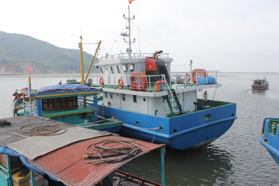Hà Tĩnh: Tàu lớn không dám vào... cảng - 3 Tàu công suất lớn bị mắc cạn phải canh thủy triều để xuất bến