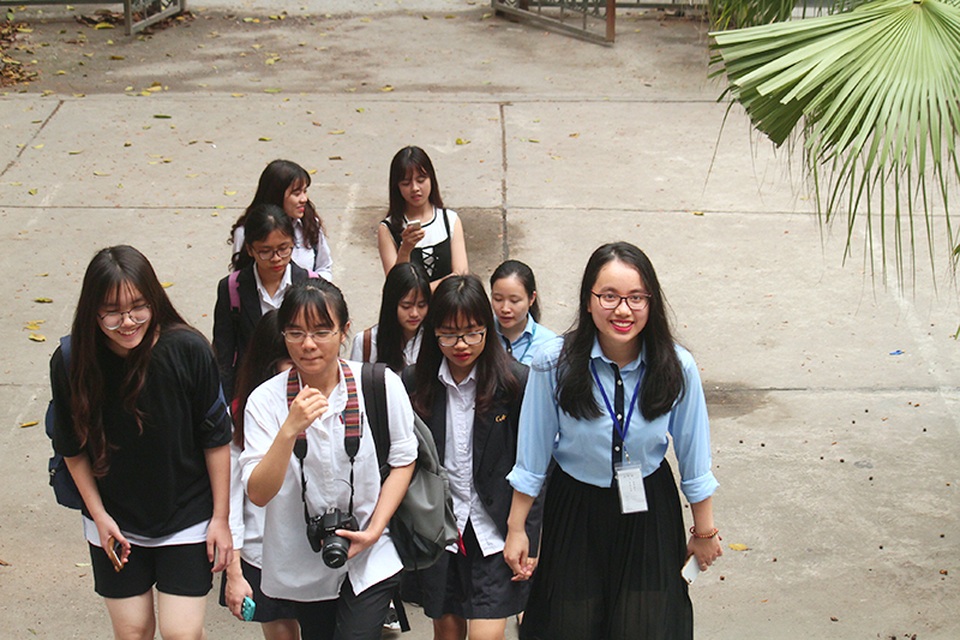 Trường đại học hội tụ toàn những nữ sinh xinh đẹp ở Hà Nội - 5 Nữ sinh Ngoại giáo (áo xanh) dẫn các em học sinh đi tour tham quan trường học