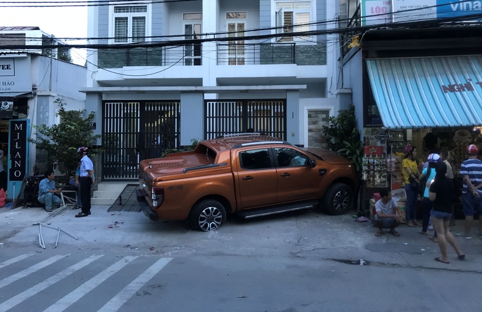 Ô tô bán tải gây tai nạn hàng loạt, 1 phụ nữ tử vong - 3 Chiếc ô tô chỉ dừng lại khi suýt tông vào nhà người dân, cách hiện trường ban đầu hơn 20m.
