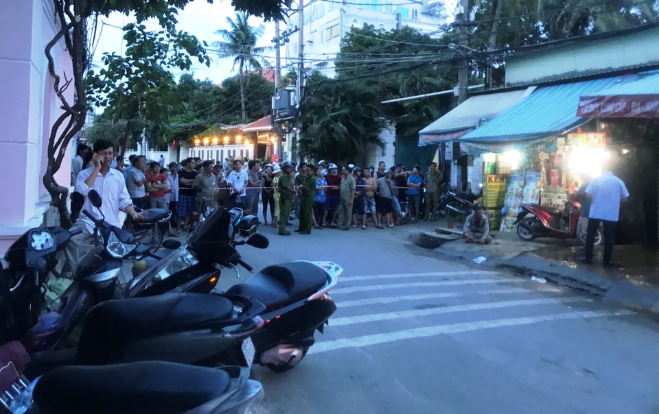 Ô tô bán tải gây tai nạn hàng loạt, 1 phụ nữ tử vong - 1 Nhiều lực lượng thuộc Công an quận 2 phối hợp phong tỏa hiện trường, xử lý vụ tai nạn.