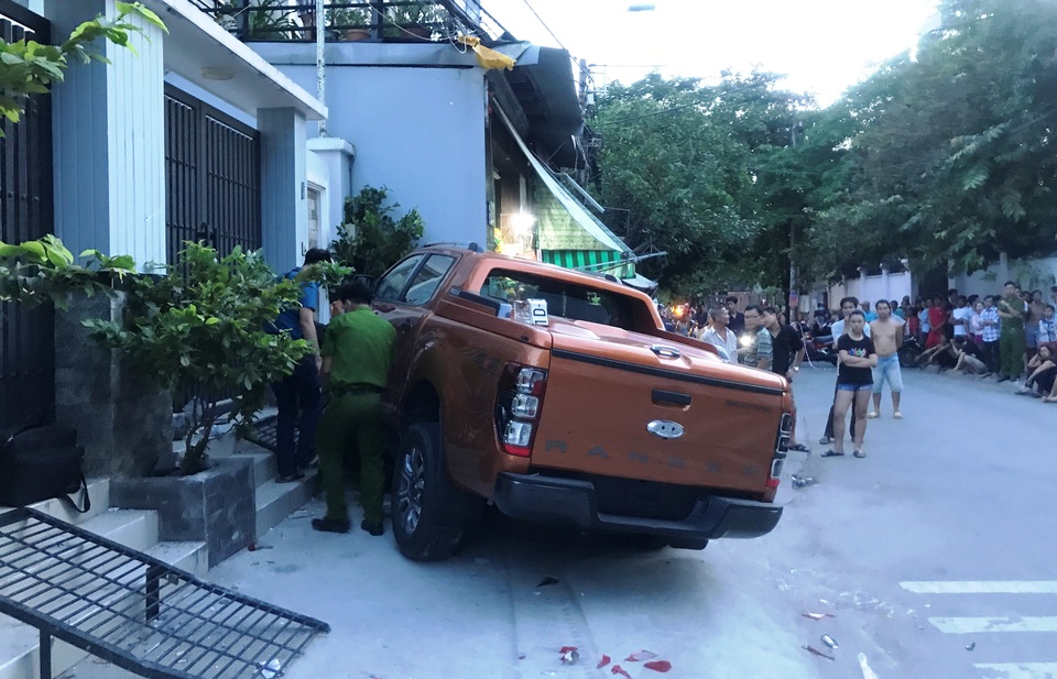 Ô tô bán tải gây tai nạn hàng loạt, 1 phụ nữ tử vong - 4 Cảnh sát điều tra khám nghiệm chiếc xe gây tai nạn.