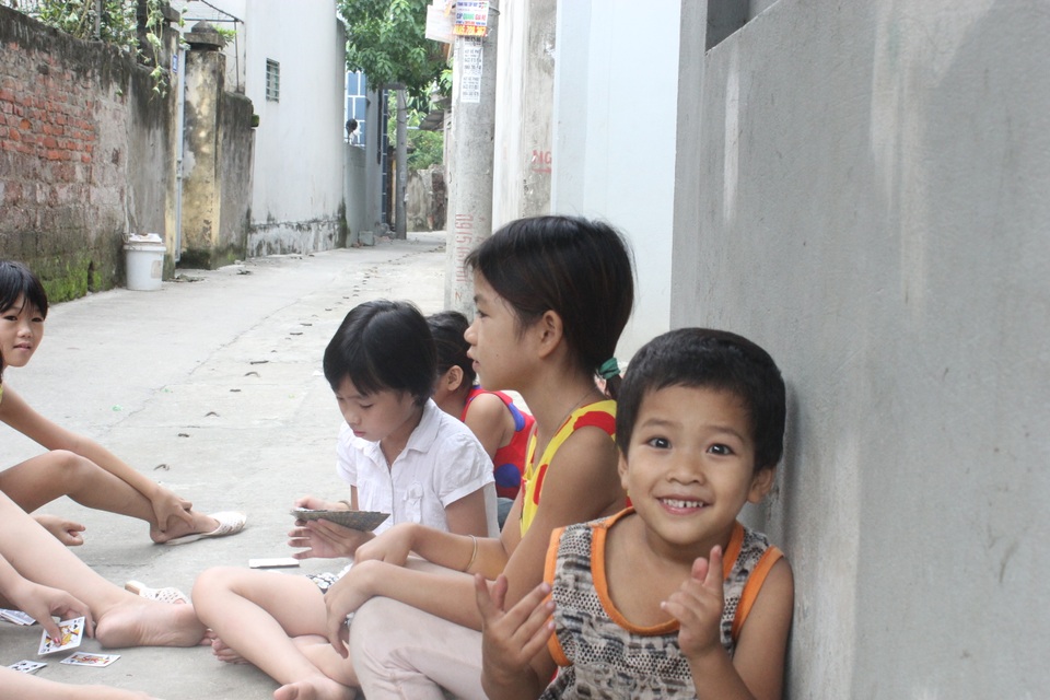 Sống giữa Thủ đô, 48 tuổi 14 lần sinh nở... tại nhà - 5 
Những đứa con của bà Hải tự ăn, tự chơi, tự trông nhau. Việc học của các con bà cũng chẳng thể quan tâm dạy dỗ.