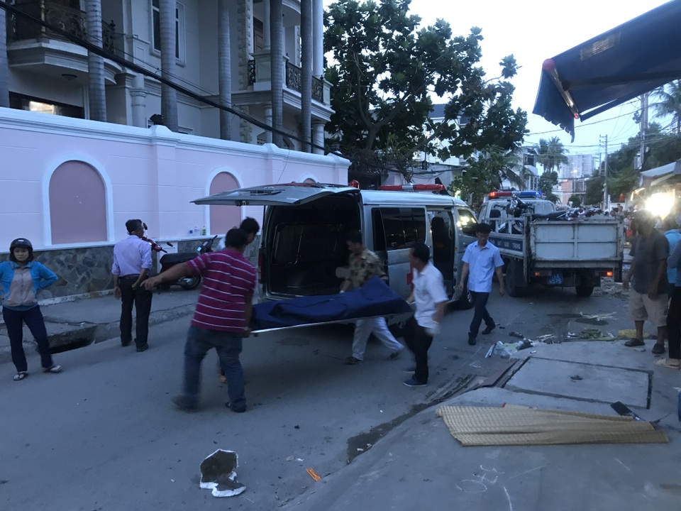 Ô tô bán tải gây tai nạn hàng loạt, 1 phụ nữ tử vong - 5 Thi thể nạn nhân được đưa khỏi hiện trường.