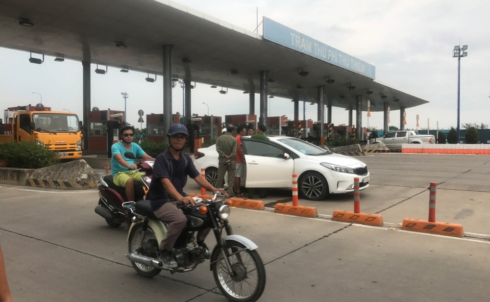 Lực lượng CSGT, Công an phường Thủ Thiêm và nhân viên hầm Thủ Thiêm cùng phối hợp giải quyết vụ việc.