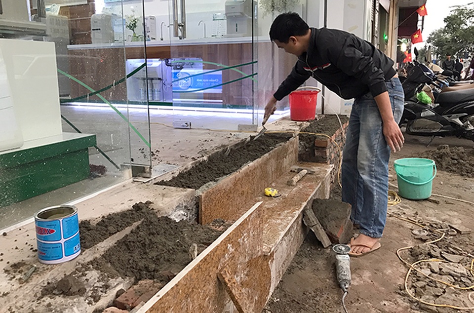 Hà Nội: Người dân chật vật tìm lối vào nhà khi không còn bậc tam cấp - 9 Một số cửa hàng thì giật cấp bậc thềm lên xuống vào phía bên trong nhà