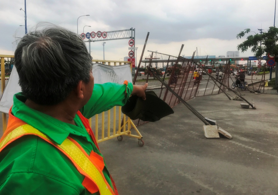 Những người chứng kiến cho biết, trước khi lao vào trạm thu phí ở đầu hầm Thủ Thiêm, người lái ô tô đã chạy lùi tông nhiều lần vào hàng rào công trình trên đường Mai Chí Thọ.