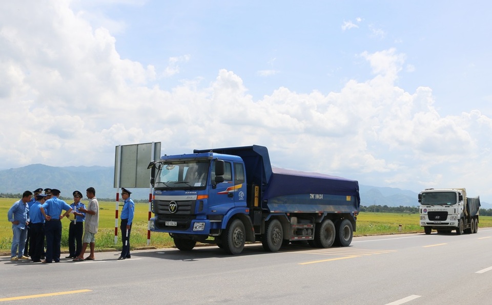 Hàng loạt xe tải chở cát “lộng hành” trên quốc lộ 27C nối Nha Trang - Đà Lạt - 1 Lực lượng thuộc Cục Quản lý đường bộ III (Tổng cục Đường bộ VN) xử lý xe tải trên Quốc lộ 27C đoạn qua tỉnh Khánh Hòa