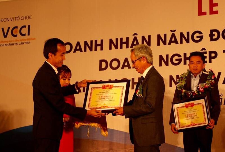 ĐBSCL có hơn 52.000 doanh nghiệp khối tư nhân đang hoạt động - 1 Ông Nguyễn Phương Lam (trái)- Phó giám đốc VCCI Cần Thơ trao bằng khen cho các doanh nhân, doanh nghiệp