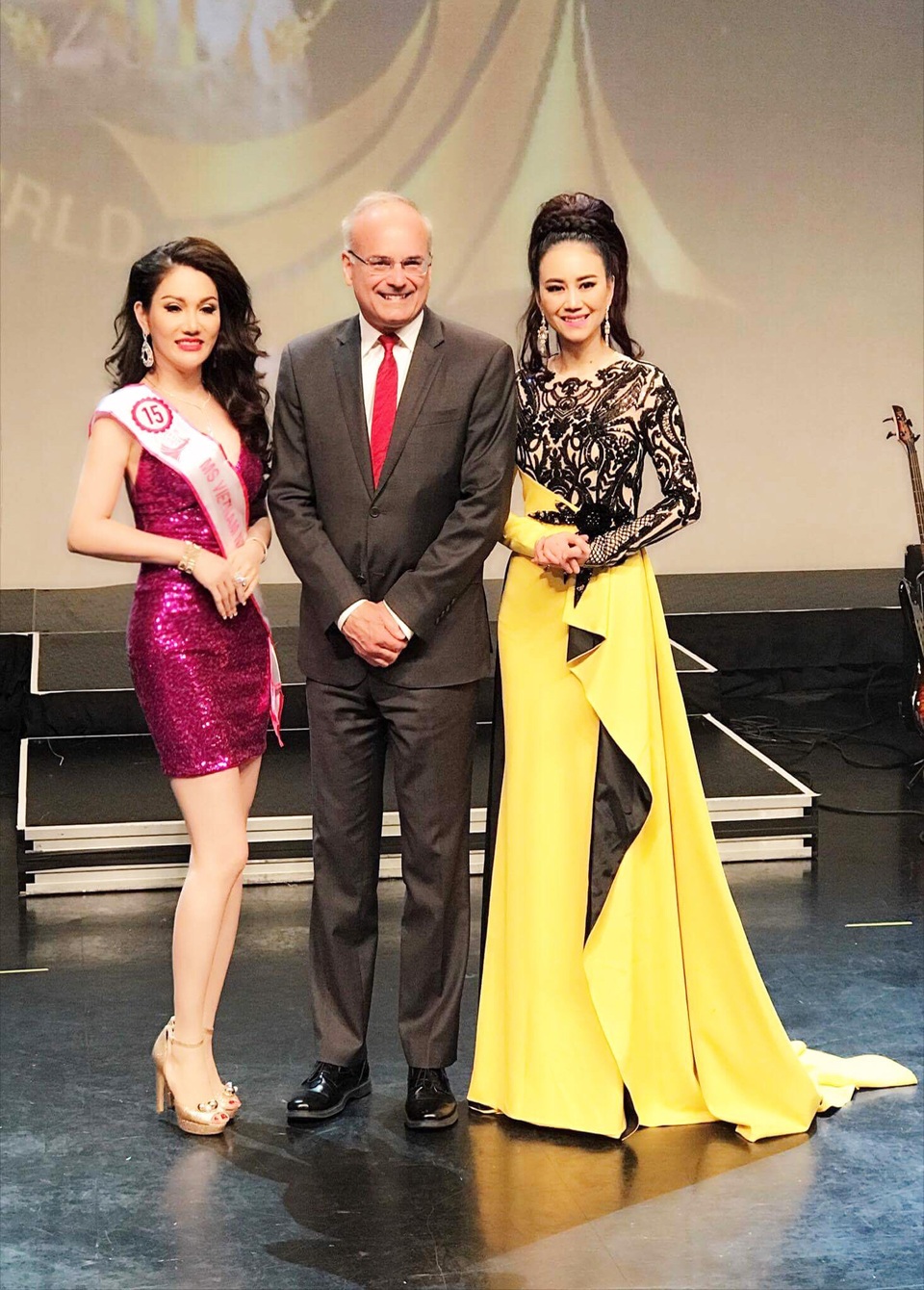 Người đẹp ngành thẩm mỹ đăng quang Hoa hậu Doanh nhân Việt Nam Thế giới 2017 - 1 Tân HH Doanh Nhân VNTG 2017 - Xuân Hương chụp ảnh lưu niệm cùng ngài Thị trưởng thành phố Vancouver.