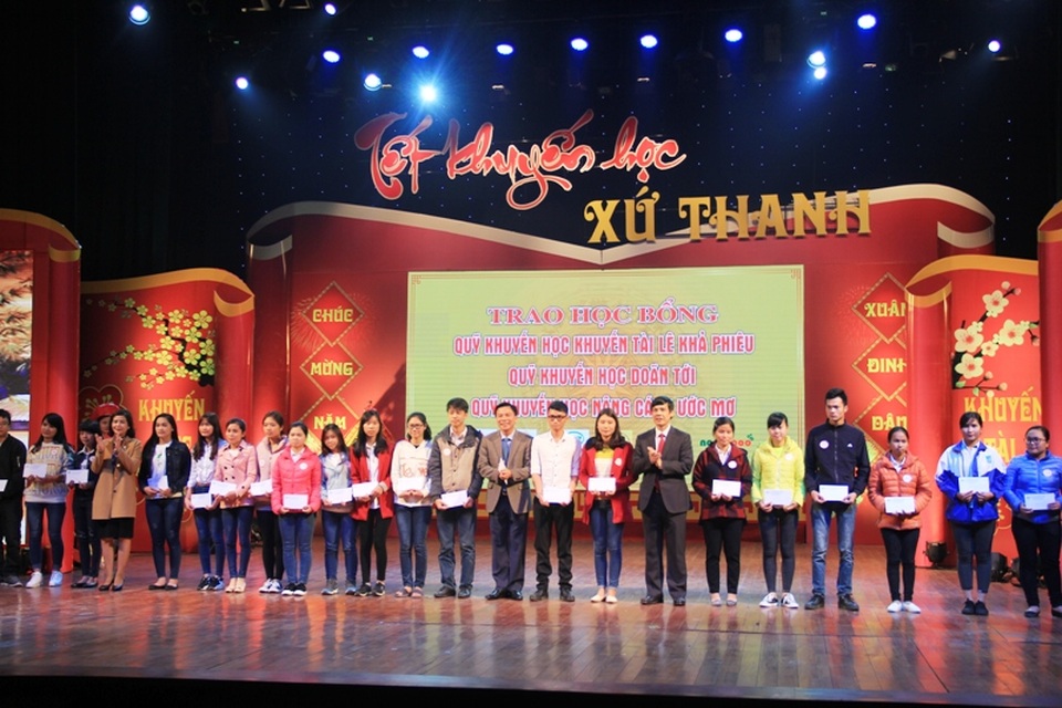 “Tết khuyến học” xứ Thanh - 2 Hàng chục tỷ đồng tiền học bổng đã được trao cho học sinh sinh viên nghèo vượt khó
