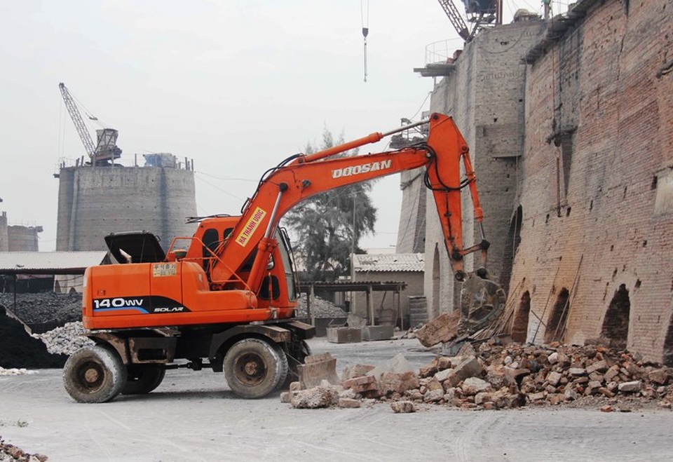 Chi 60 tỷ xóa bỏ “thủ phủ” lò vôi Cầu Nghìn - 2
Ngay trong ngày 6/1, các cơ quan chức năng, lực lượng chuyên môn phối hợp triển khai bằng các trang thiết bị hỗ trợ, máy móc chuyên dụng để phá bỏ các lò vôi ở thị trấn An Bài