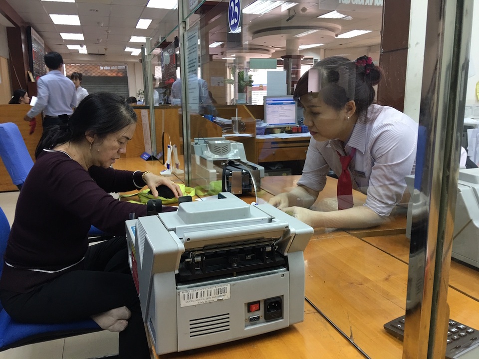 TS Bùi Quang Tín: Không "đánh đu" với tỷ giá - 1 Đầu năm, nhiều người dân đến ngân hàng gửi tiền tiết kiệm