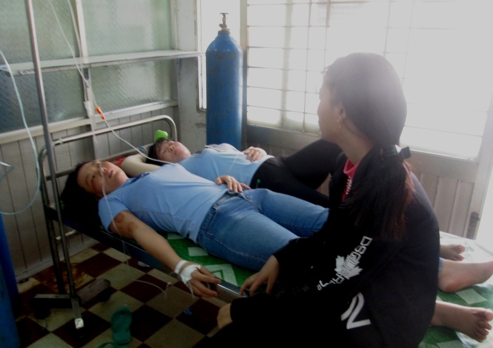 Sau bữa cơm trưa, hàng trăm công nhân nhập viện cấp cứu - 2 Cơ quan chức năng tỉnh An Giang đã tiến hành lấy mẫu thức ăn để tìm ra nguyên nhân nghi ngộ độc tập thể này