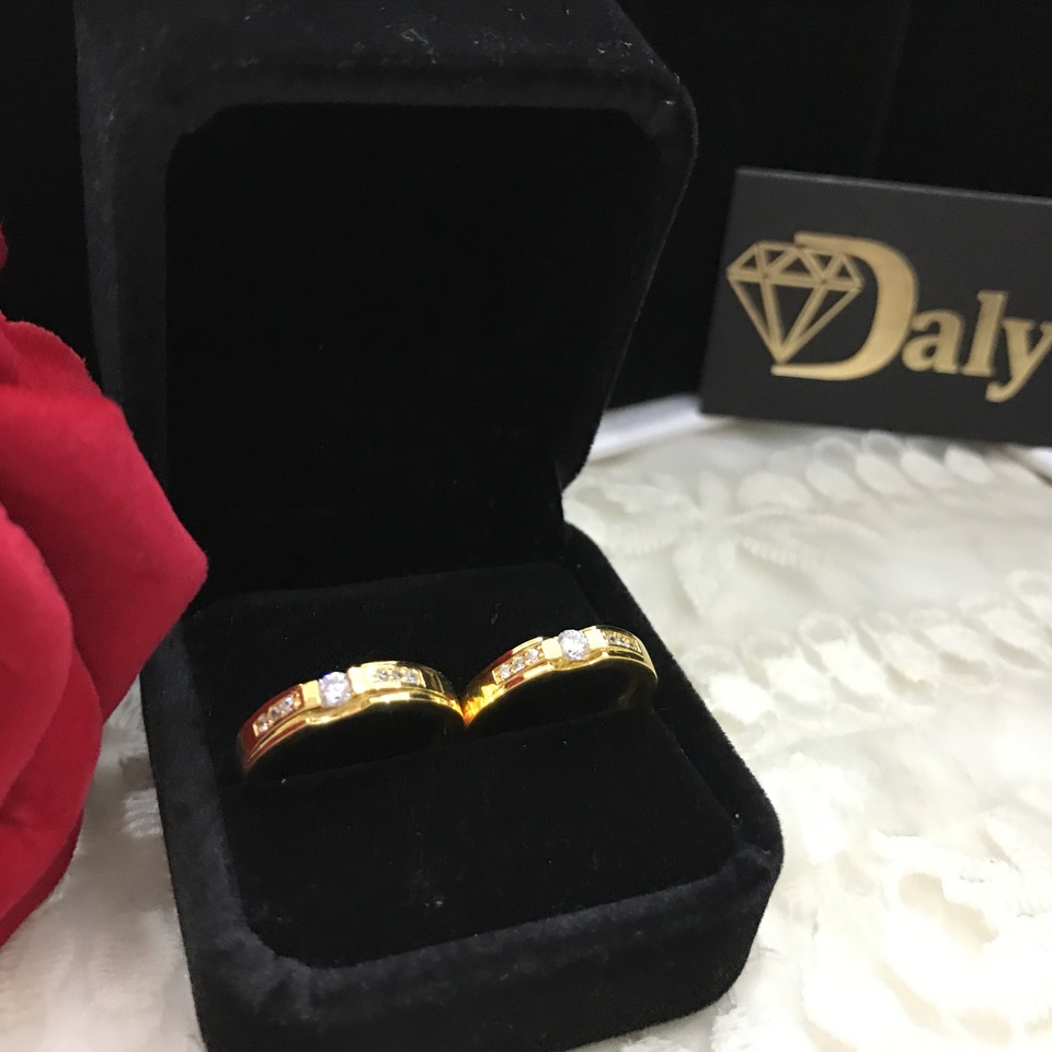 Nhẫn cưới DaLy Jewellers: Sự sang trọng từ thiết kế - 1 Nhẫn cưới kim cương đối xứng Pavé-set. (Pavé-set: thuật ngữ chỉ thiết kế nạm kim cương, đá quý đối xứng trên viền nhẫn để làm tôn lên viên kim cương chủ lấp lánh và điệu đà).