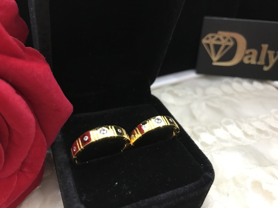 Nhẫn cưới DaLy Jewellers: Sự sang trọng từ thiết kế - 2 Một chút phá cách sẽ khiến các cặp đôi thêm yêu ngay từ cái nhìn đầu tiên.