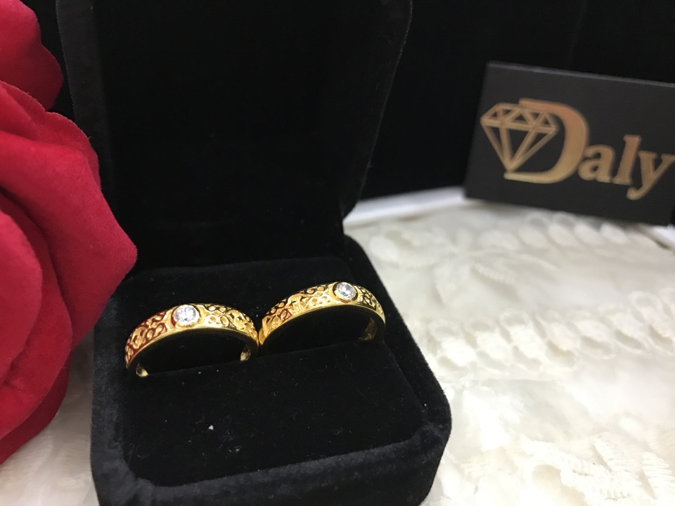 Nhẫn cưới DaLy Jewellers: Sự sang trọng từ thiết kế - 6 Nhẫn cưới kim cương họa tiết chạm trổ cầu kỳ. Đây là sự cải tiến từ những thiết kế viên kim cương đơn duy nhất đính trên vòng tròn tối giản. Sự cải tiến bằng những vòng tròng được chạm trổ cầu kỳ họa tiết giúp thiết kế thêm phần long lanh, quý tộc và một chút điệu dành cho những cô dâu ưa phá cách.