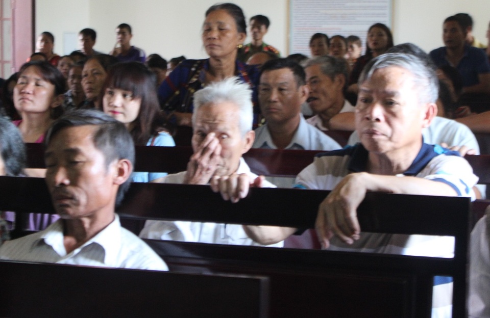 Gia đình nữ giám thị xin cho hung thủ được sống và không yêu cầu bồi thường - 3 ... nhiều người tới dự phiên tòa xúc động trước đề nghị xin giảm án cho hung thủ và không yêu cầu bồi thường của phía gia đình bị hại