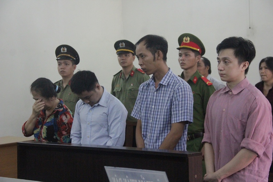 “Thương” sinh viên, nhân viên thư viện mua bằng giả bán lại cho sinh viên - 1 Bị cáo Hồng (áo hoa) cùng đồng phạm tại phiên tòa.