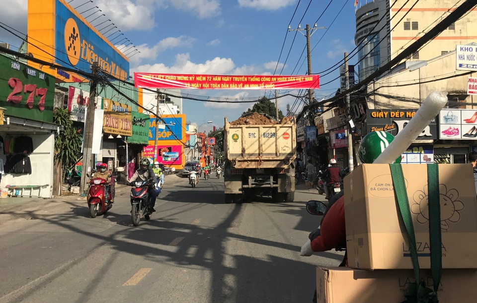 “Hung thần” xe ben làm rơi hàng tấn đất xuống đường rồi bỏ chạy - 7 Hung thần chở đất chất cao như núi, không được che chắn kỹ phóng như bay từ đường cấm ra đường Lê Văn Việt, quận 9.