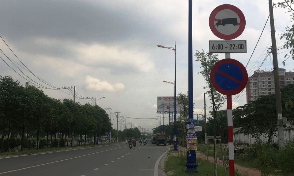 “Hung thần” xe ben làm rơi hàng tấn đất xuống đường rồi bỏ chạy - 4
Tuyến đường song hành XLHN (quận 9, TPHCM) dù cấm xe tải nặng, container lưu thông vào ban ngày...