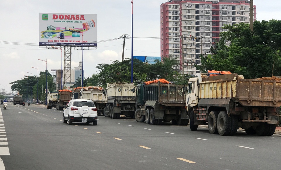 “Hung thần” xe ben làm rơi hàng tấn đất xuống đường rồi bỏ chạy - 5
Hàng đoàn hung thần vẫn ngang nhiên đậu 2 bên đường để ra vào công trình chở đất.