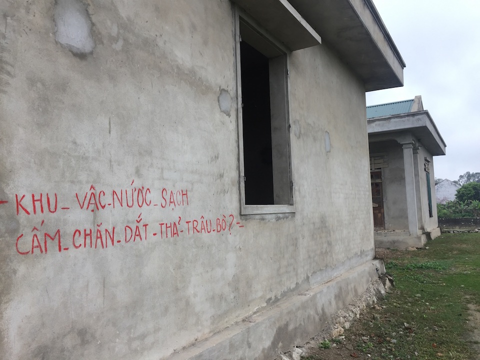 Nghệ An: Dự án nhà máy nước sạch 23 tỷ đồng đang hoang phế? - 2 Trên tường công trình này vẫn còn dở dang chưa được quét vôi hoặc lăn sơn, mà nhường lại cho nét chữ dơ bẩn viết lên.