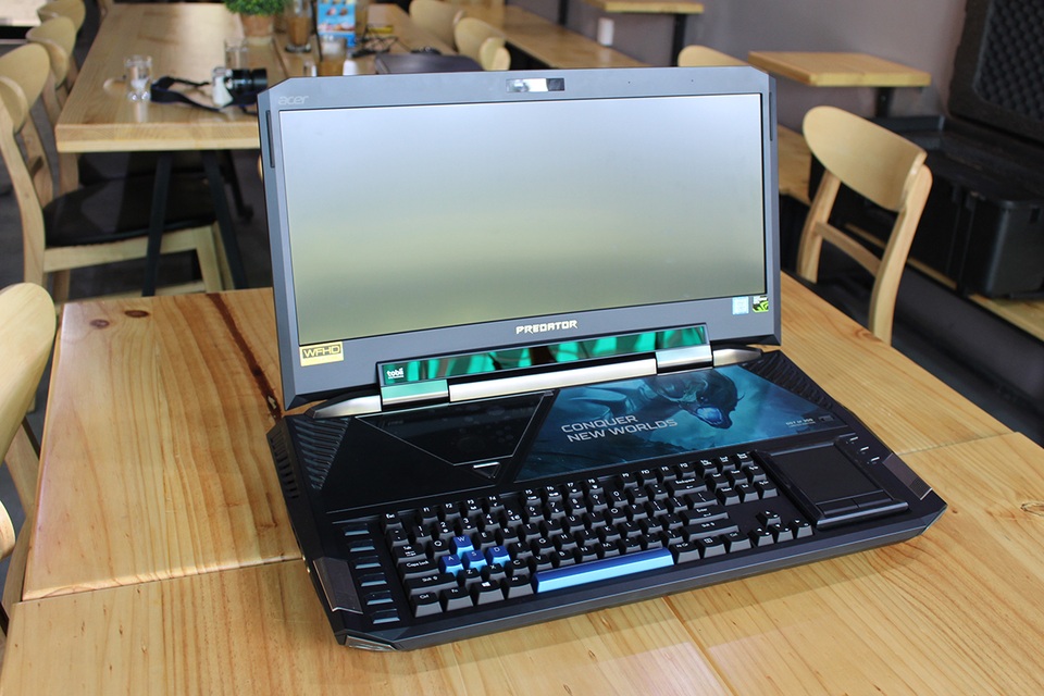 Laptop siêu khủng của Acer về Việt Nam có giá 230 triệu đồng - 2 Điểm nhấn của Acer Predator 21X đó là màn hình cong 21 inch tỉ lệ 21:9 độ phân giải 2.560 x 1.080. Màn hình này dùng công nghệ G-Sync, giúp cho màn hình thể hiện chân thực và sắc nét, đảm bảo khả năng trải nghiệm game mượt mà.
